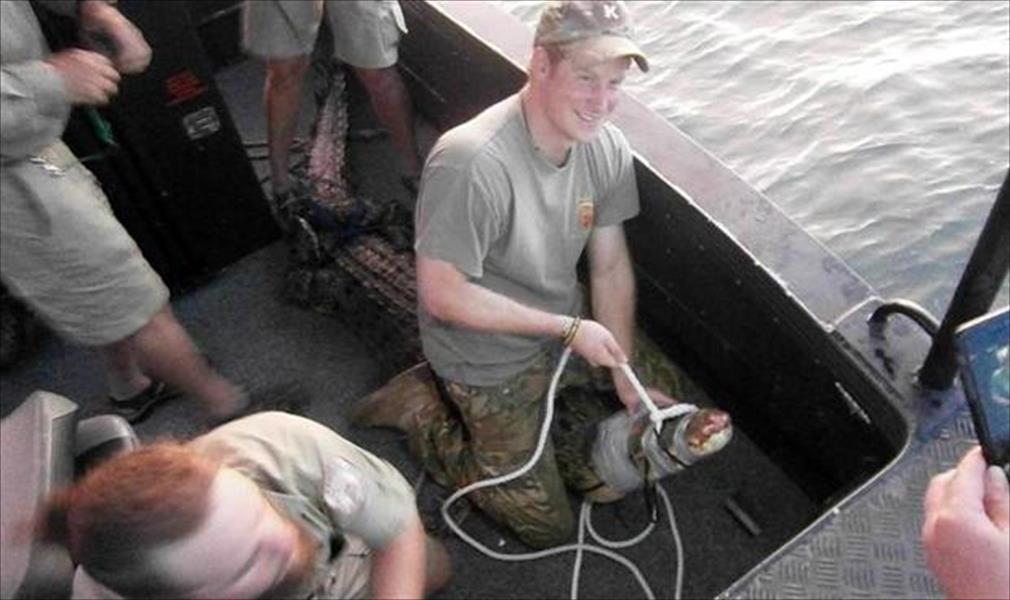 الأمير هاري يلتقط تمساحًا في مهمة سرية بأستراليا