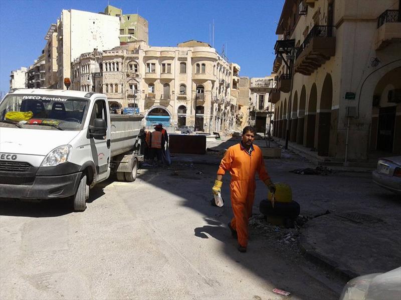 بالصور: تنظيف ميدان الشجرة في بنغازي قرب مواقع الاشتباكات