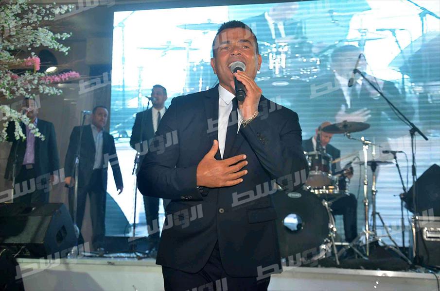 بالصور: عمرو دياب يغني لـ «نادين»