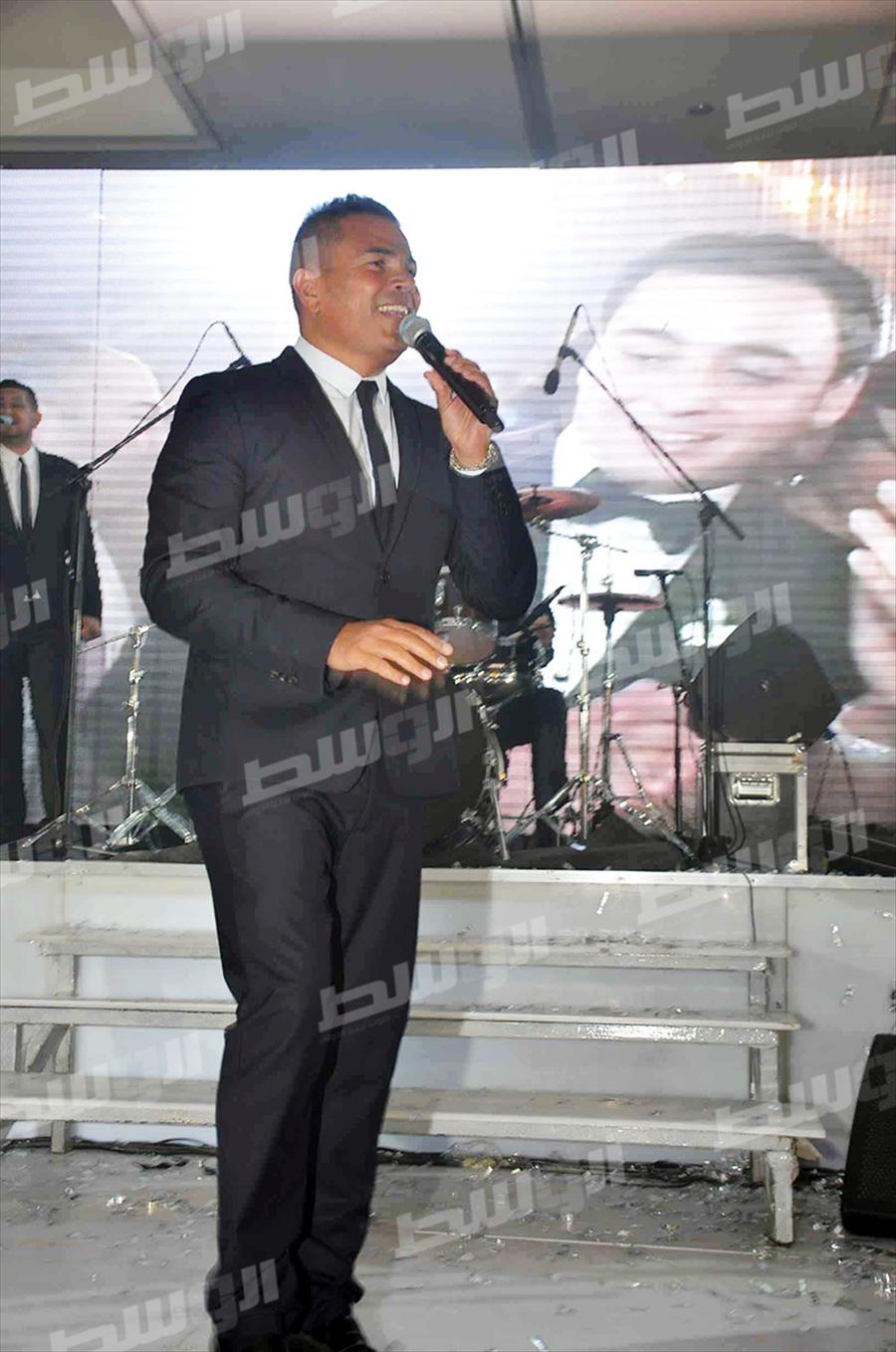 بالصور: عمرو دياب يغني لـ «نادين»