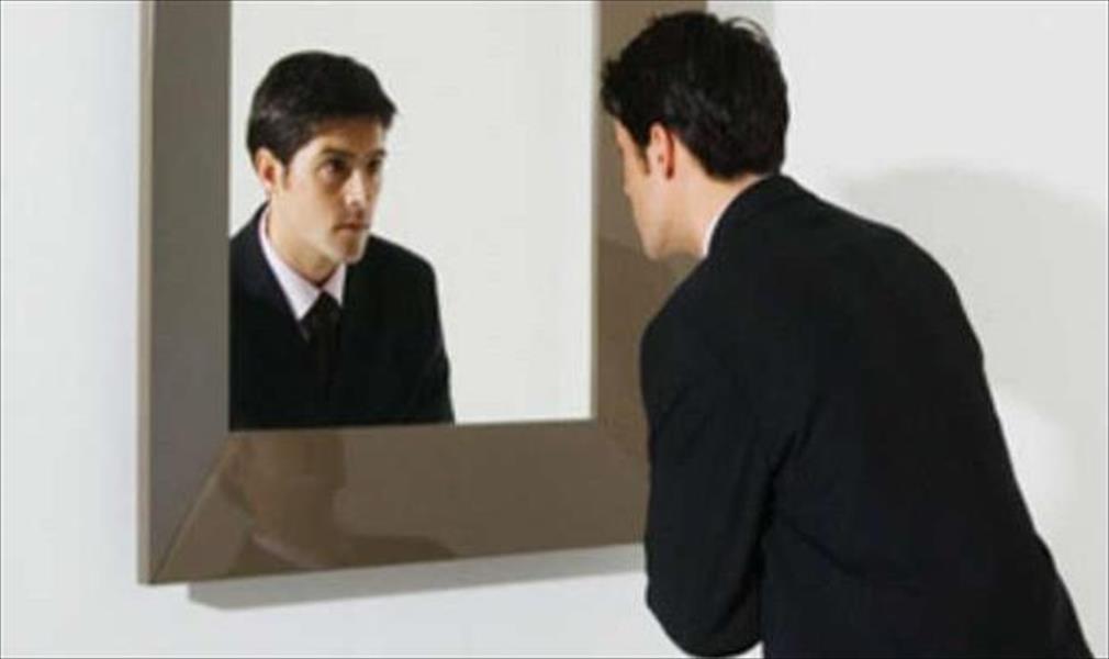 دراسة: الرجال يتفوقون على النساء في النظر للمرآة