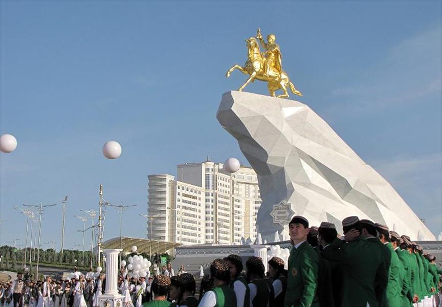 تمثال ذهبي يثير الجدل حول عبادة الأشخاص في تركمانستان