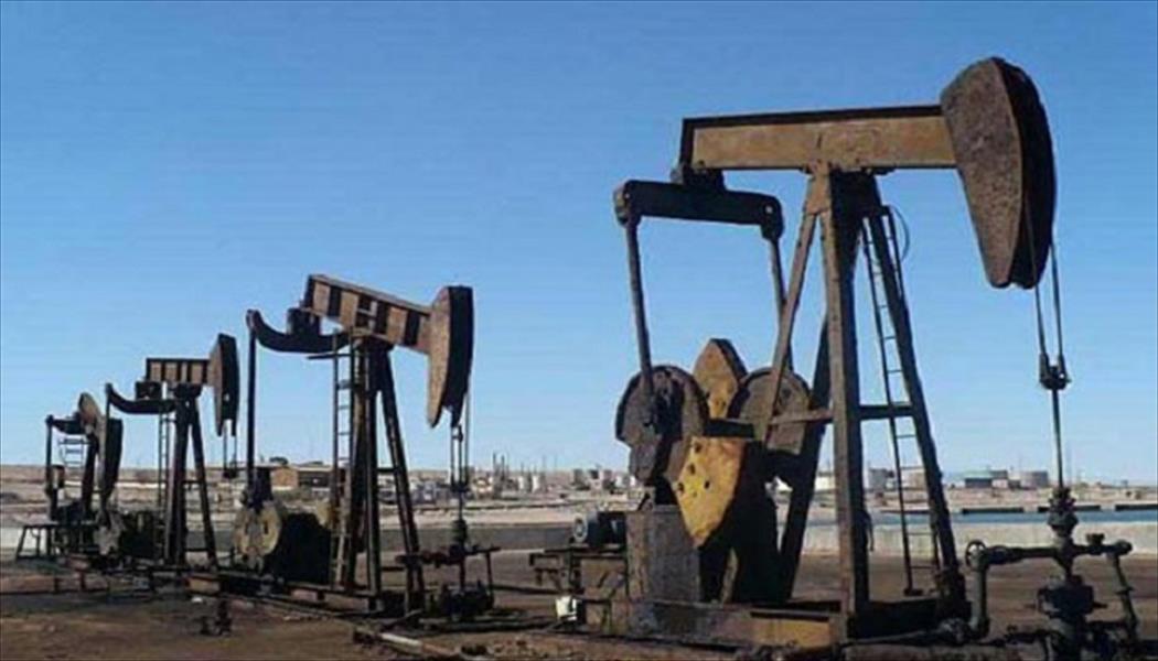 النفط يهبط 2 % بفعل صعود الدولار والنفط الصخري