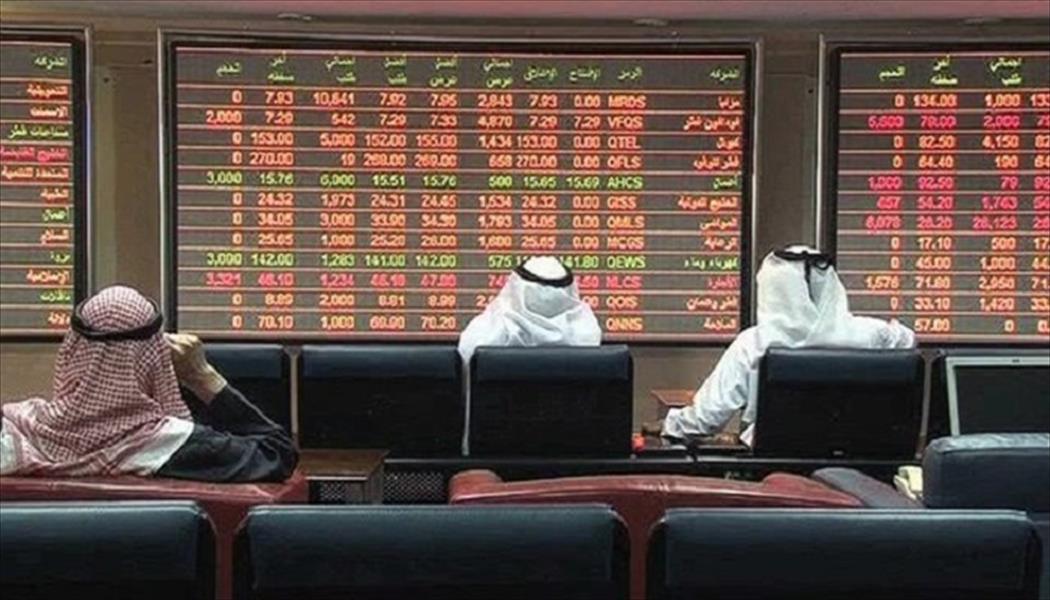 النفط يضغط على بورصات الخليج.. وأسهم قطر تقلص خسائرها