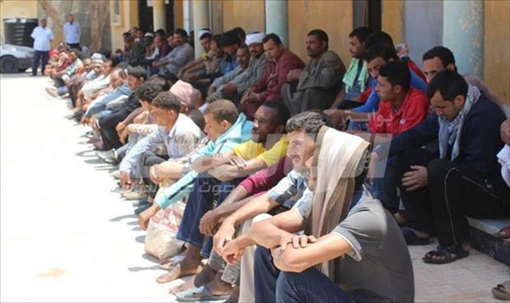 ترحيل 24 مهاجرًا إلى مصر ونقل 30 آخرين إلى سبها