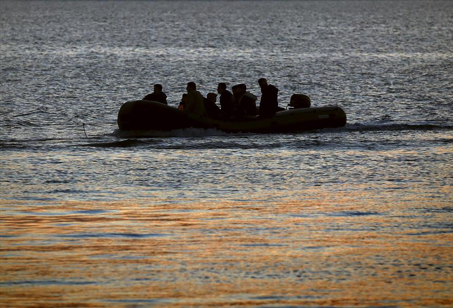خفر السواحل اليونانية تسحب قاربًا للمهاجرين غير الشرعيين