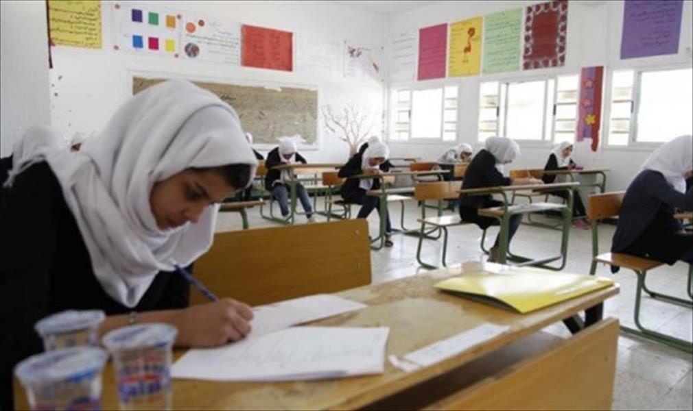 طلاب الشهادة الإعدادية النازحين في شحات يؤدون امتحاناتهم