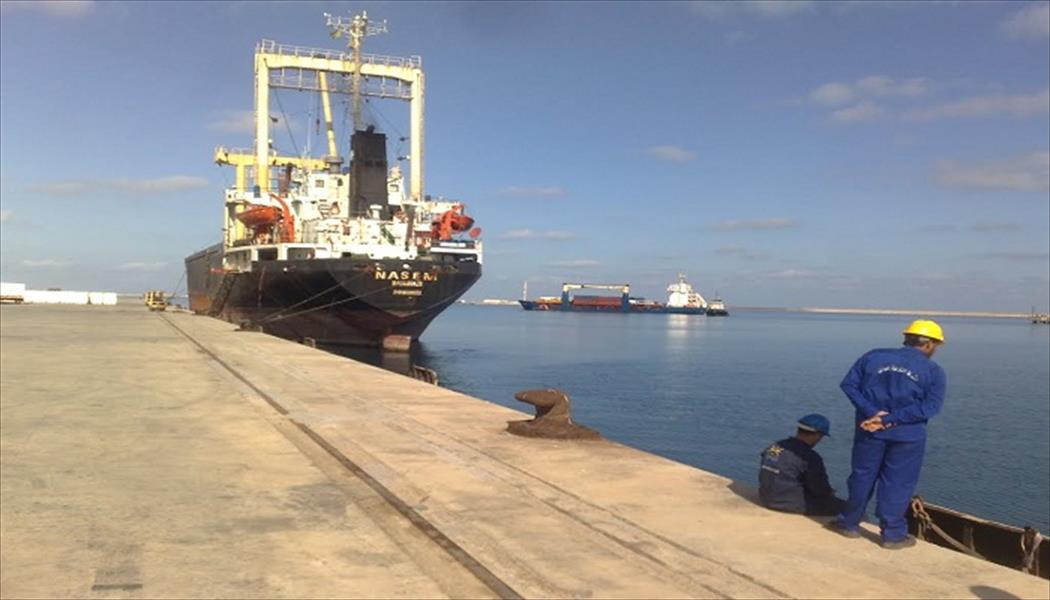 رويترز: سفينة ترسو بميناء رأس لانوف ومرفأ النفط مغلق