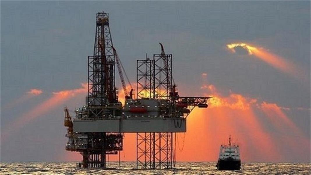 موديز تتوقع انخفاض النفط إلى 90 دولارًا للبرميل بحلول 2020