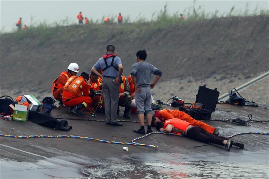تضاؤل آمال العثور على ناجين من كارثة غرق مركب صيني يحمل 450 شخصًا