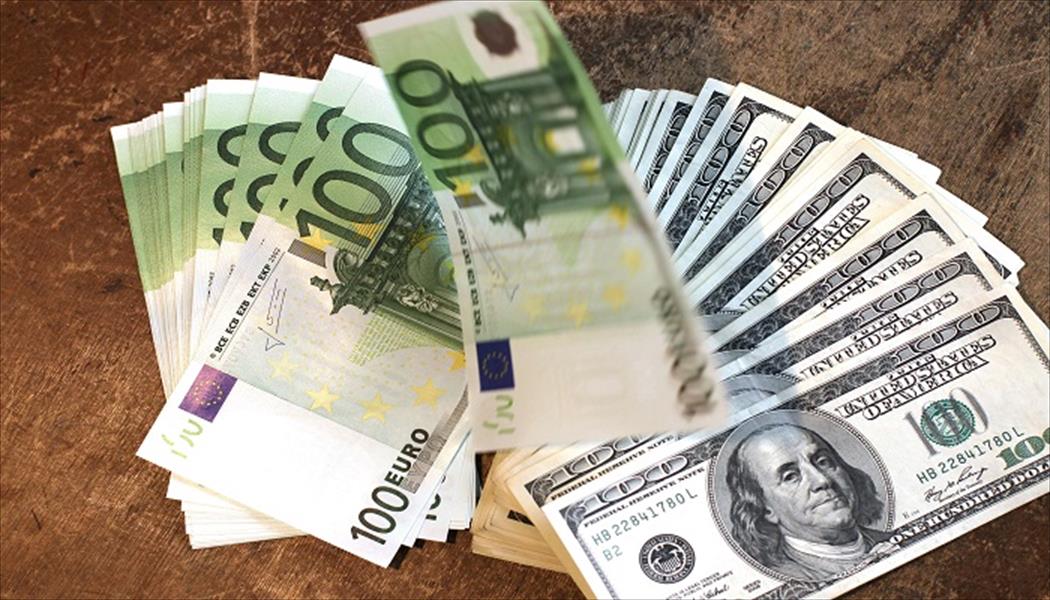 الدولار يسجل أدنى مستوى مقابل اليورو في أسبوعين