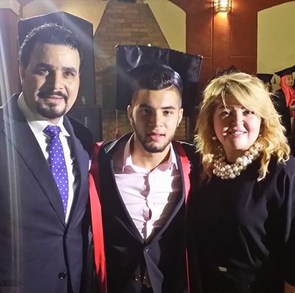 بالصور: مها أحمد وزوجها يحتفلان بتخرج ابنهما