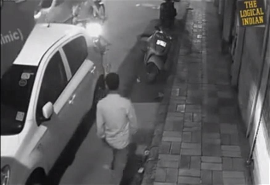 فيديو: لص يسرق سيارة على مرأى العامة