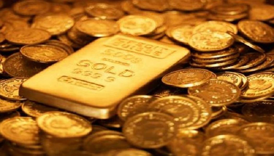 الذهب يتراجع والدولار يرتفع
