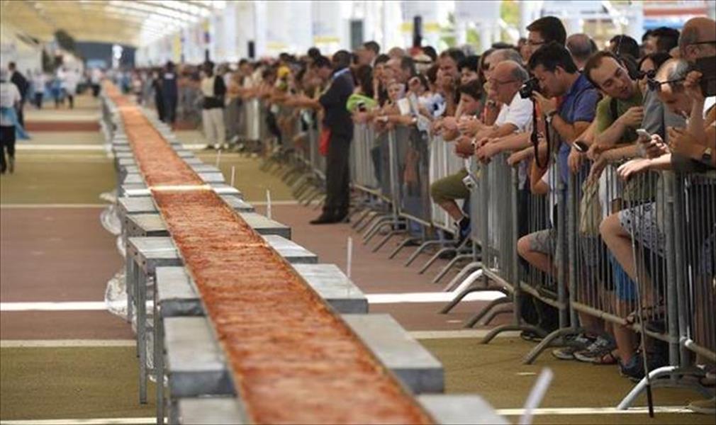 هذه أطول بيتزا في العالم (صورة)
