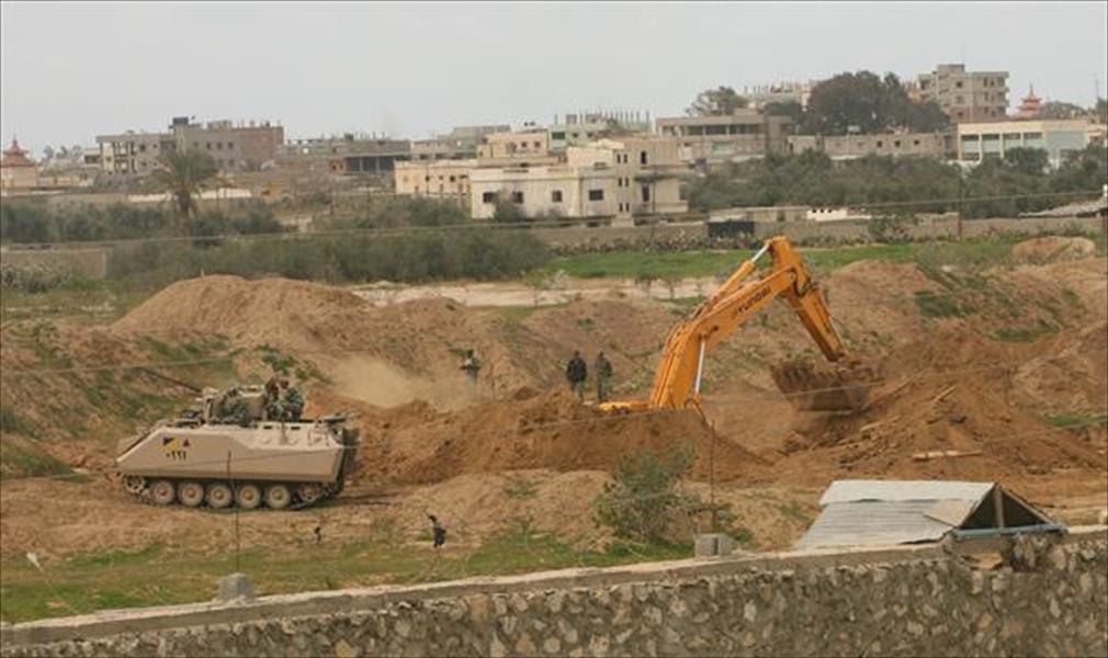 الجيش المصري يحفر خندقًا على حدود غزة