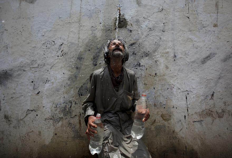 بالصور: وفاة 400 شخص في موجة الحر بباكستان 
