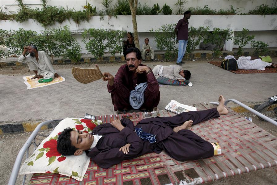 بالصور: وفاة 400 شخص في موجة الحر بباكستان 