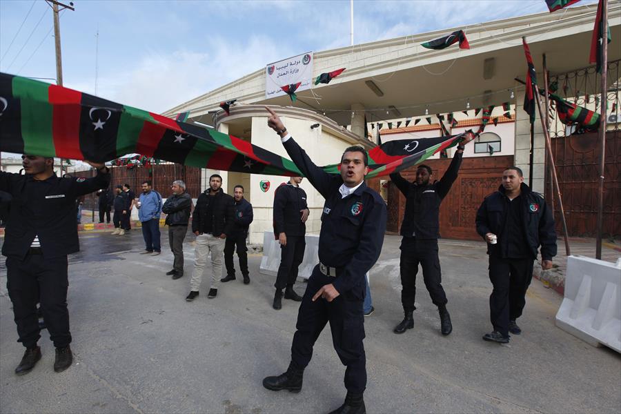 بالصور: ضباط شرطة يحتفلون باستعادة الساعدي أمام سجن الهضبة