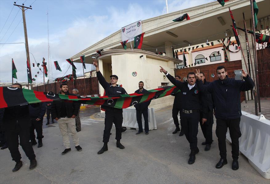 بالصور: ضباط شرطة يحتفلون باستعادة الساعدي أمام سجن الهضبة