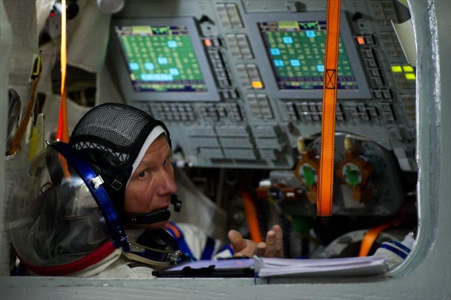 روسي يحقق أطول مدة بقاء في الفضاء