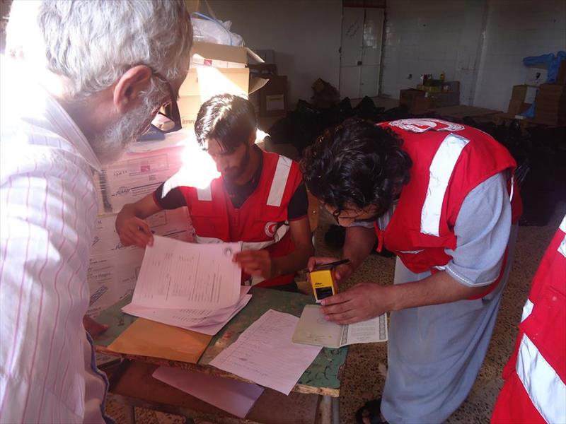 الهلال الأحمر يوزع 100 سلة مساعدات بشحات‎
