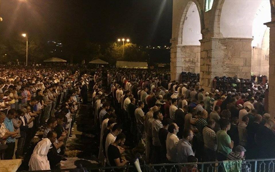 بالصور: آلاف الفلسطينيين يحيون ليلة القدر بالأقصى