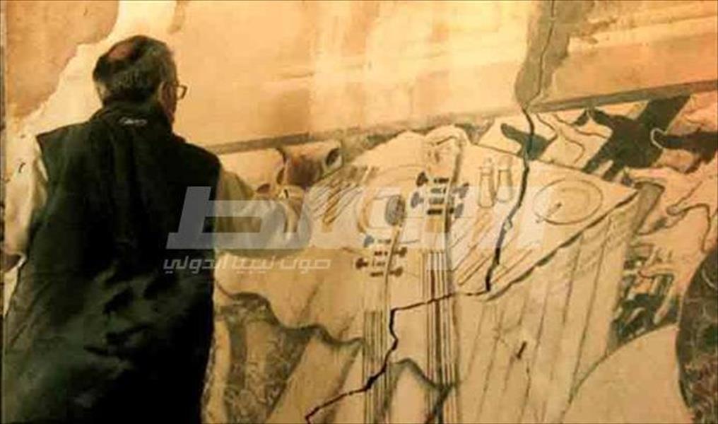 جندي بريطاني يرسم جدارية في الشرق الليبي