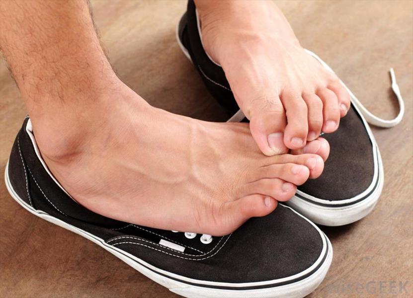 كيف تؤذي الأحذية القدمين