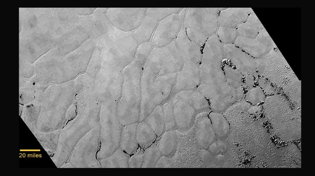 صور: جبال جليدية على سطح بلوتو