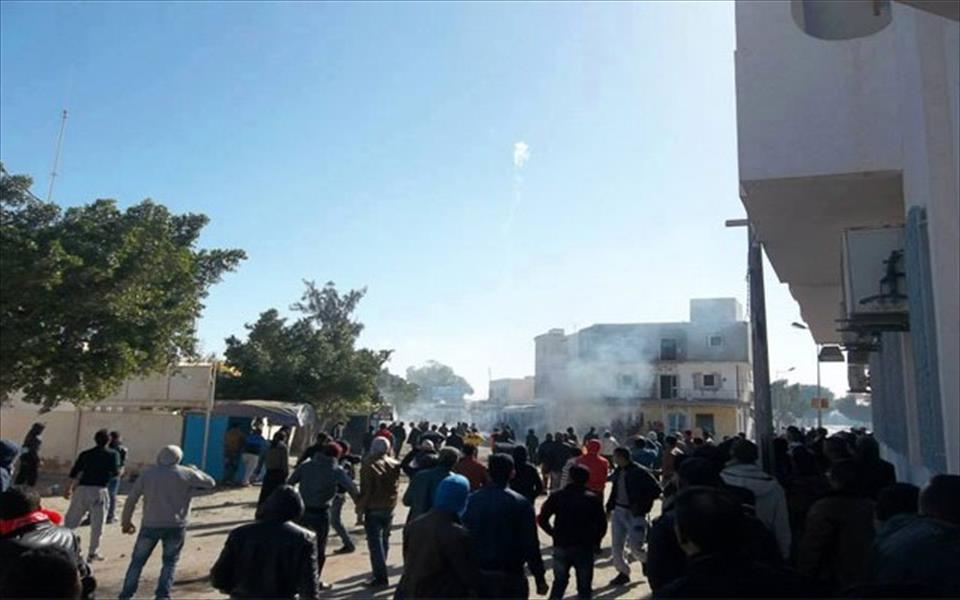 متظاهرون في بن قردان ضد الحاجز الترابي بين تونس وليبيا