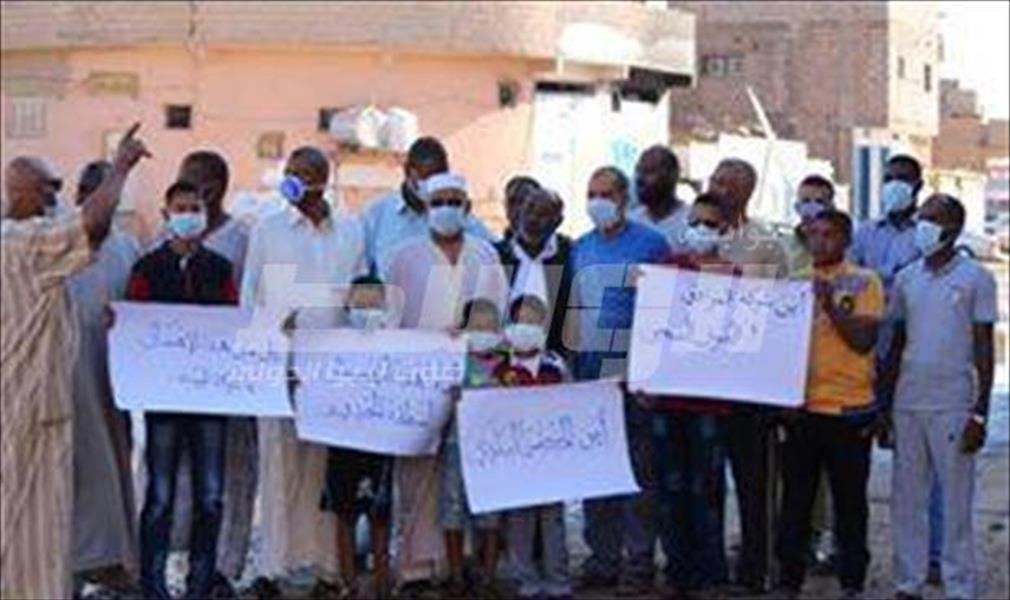 محتجون يطالبون بإصلاح خط الصرف الصحي في منطقة الجديد في سبها