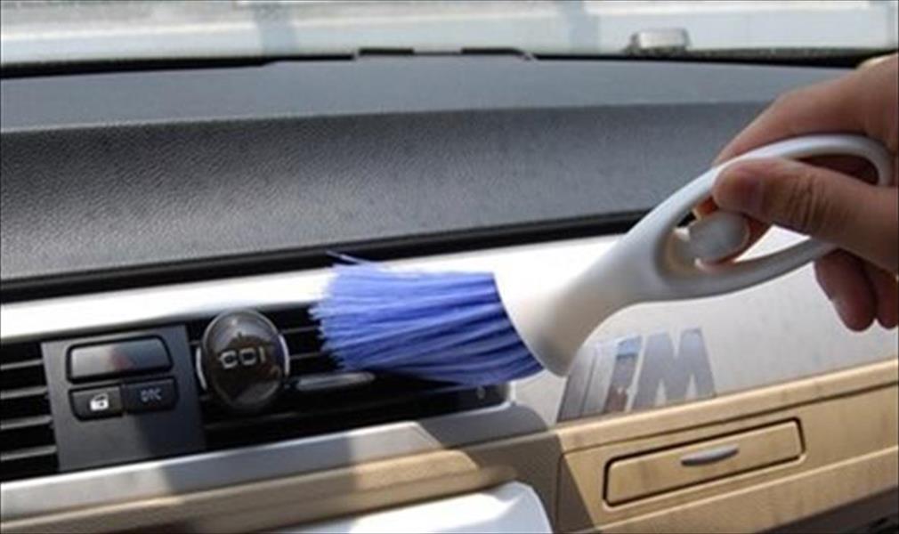 فيديو: طريقة سهلة لإزالة الغبار عن فتحات مكيف السيارة