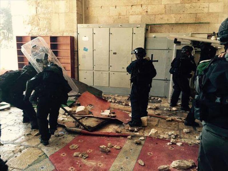 بالصور: اشتباكات بين الشرطة الإسرائيلية وفلسطينيين داخل المسجد الأقصى