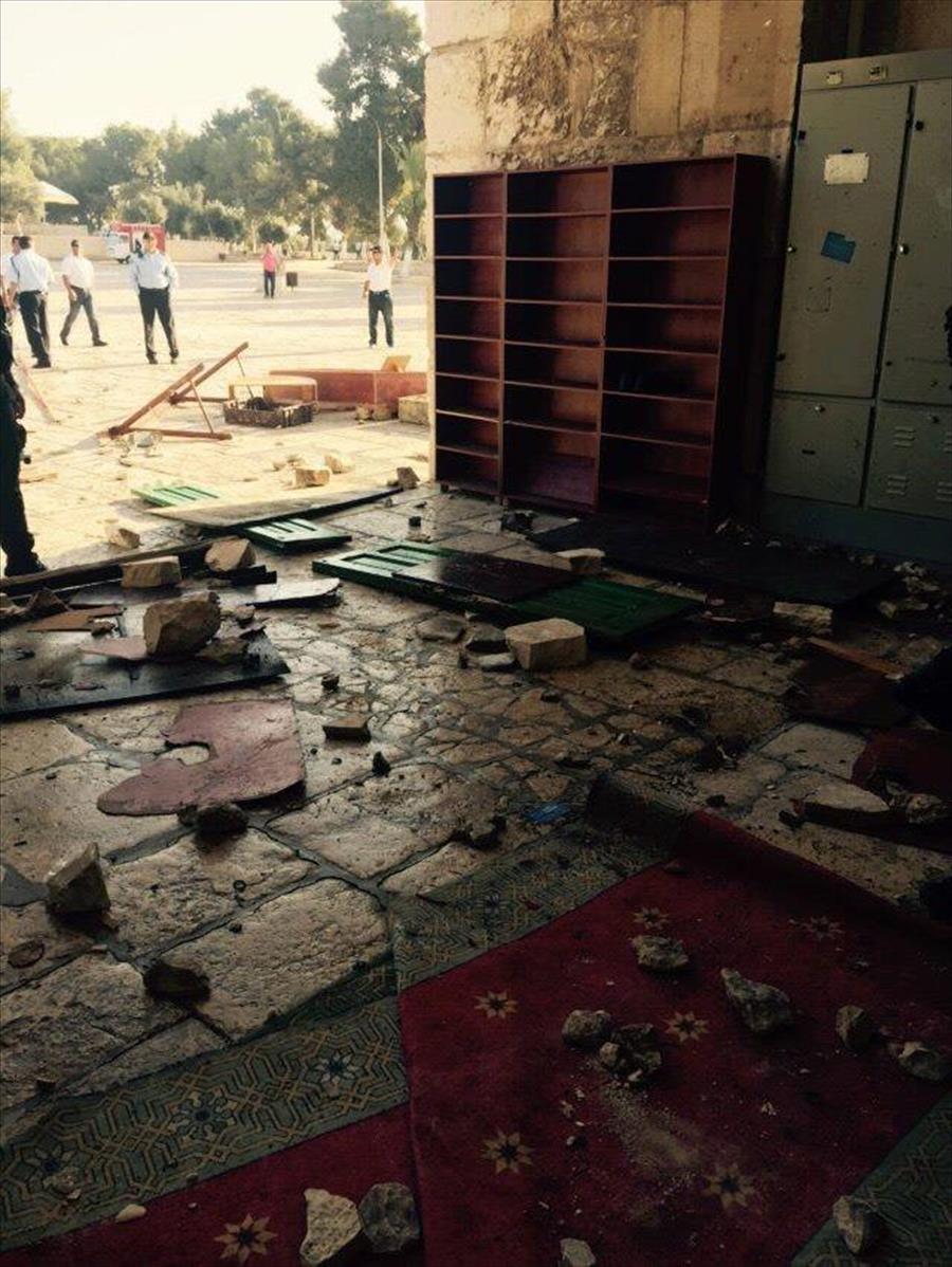 بالصور: اشتباكات بين الشرطة الإسرائيلية وفلسطينيين داخل المسجد الأقصى