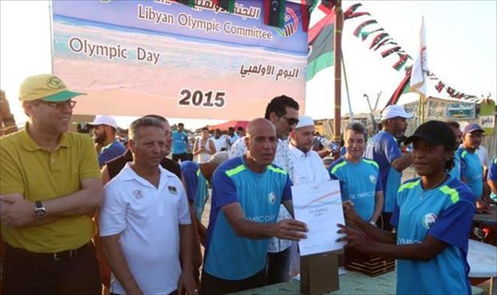 بالصور: مئات الليبيين يحتفلون باليوم الأولمبي على مصيف السندباد