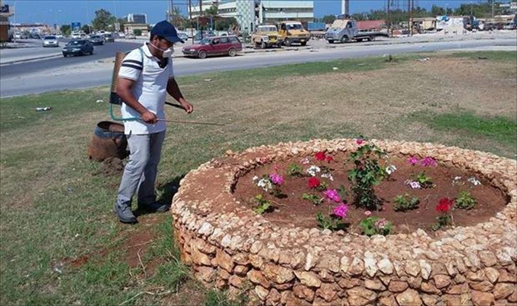 رغم الحرب حدائق بنغازي تزينها الورود