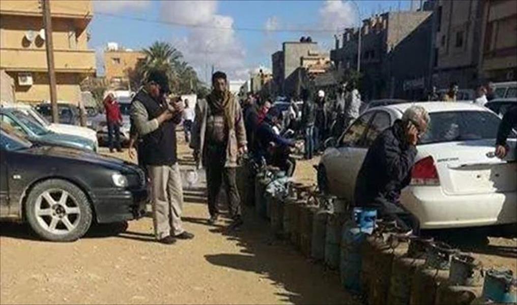 وجوه متعددة لهموم بنغازي: طوابير الخبز والوقود تنافس أزمة انقطاع الكهرباء ودوي القذائف