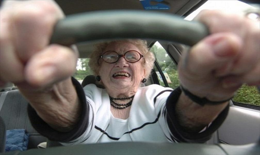 مسنة تدهس زوجها بالسيارة