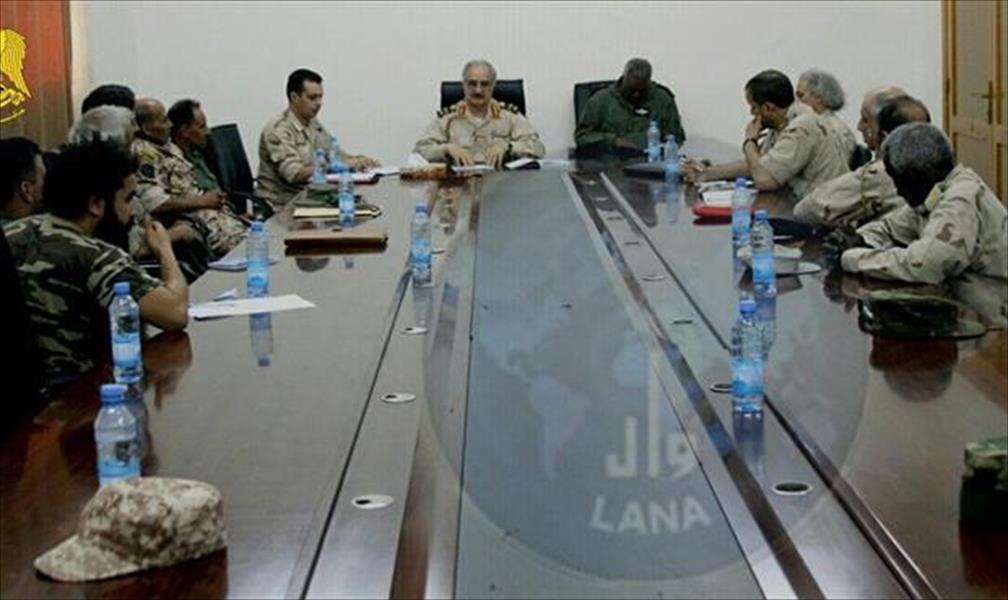 حفتر يجتمع بقادة محاور بنغازي ويحثهم على سرعة الحسم
