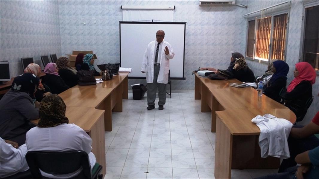 بالصور: دورة إسعافات أولية ينظمها مستشفى الأطفال في بنغازي