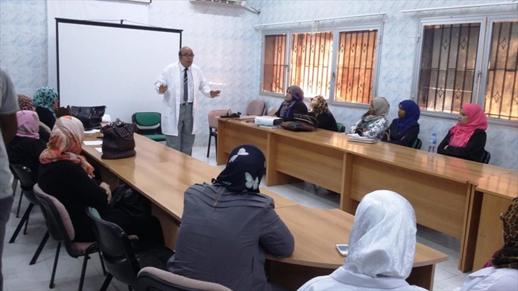بالصور: دورة إسعافات أولية ينظمها مستشفى الأطفال في بنغازي