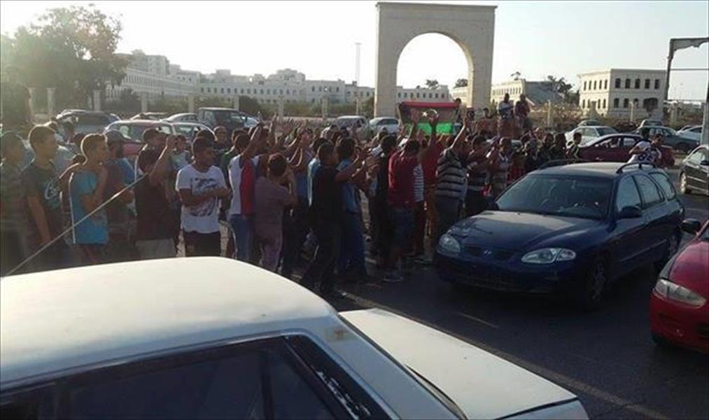 تفريق تظاهرتين إحداها مؤيدة للنظام السابق وأخرى مضادة له في بنغازي