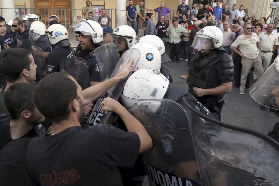 احتجاج على خطط الحكومة اليونانية توقيع اتفاق جديد مع الدائنين