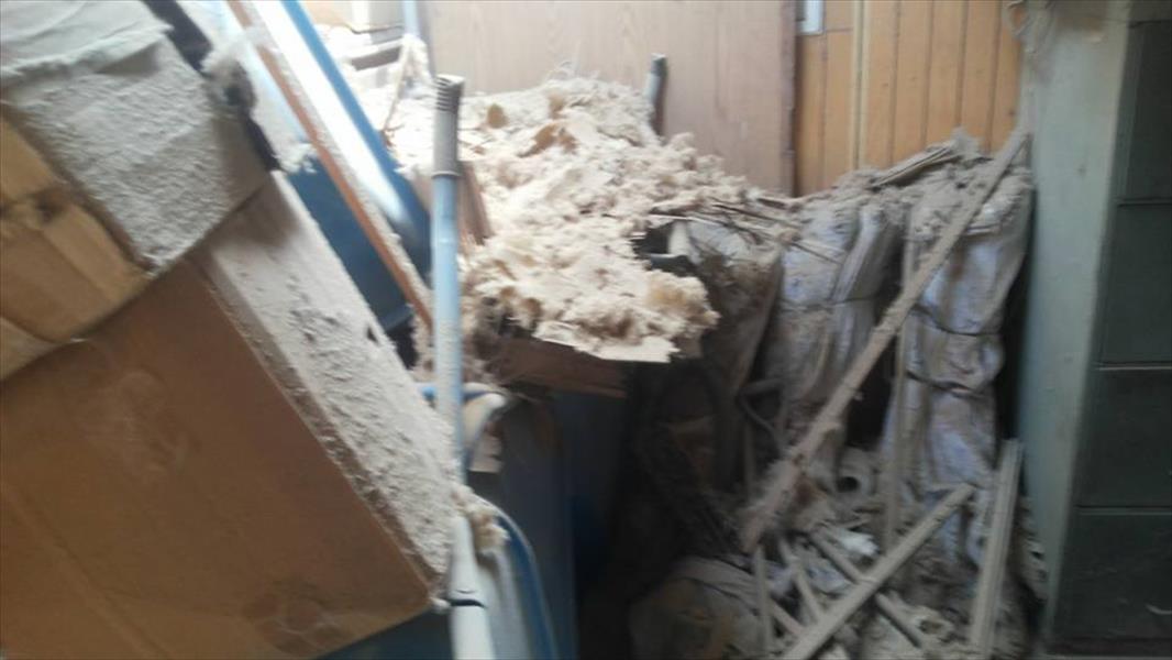 بالصور: أضرار مادية بسبب سقوط قذيفة على شركة الخدمات العامة بنغازي