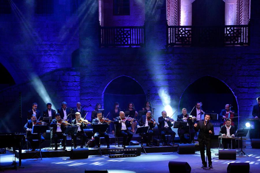 بالصور: كاظم الساهر يفاجئ الجمهور بأغنية جديدة في «بيت الدين»