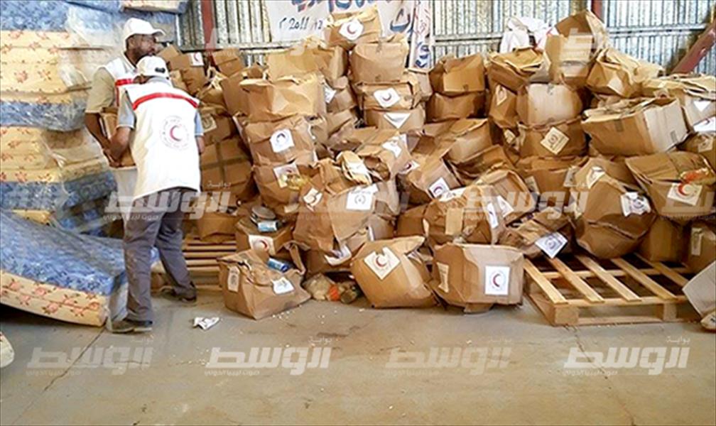 الهلال والصليب الأحمر يقدمان مواد إغاثة للنازحين في سبها