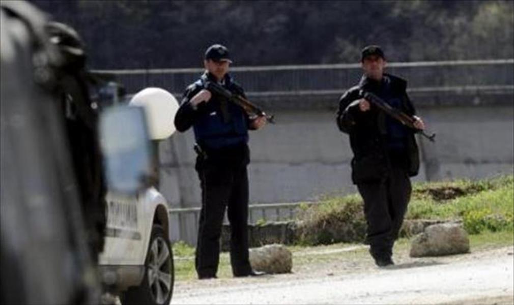 شرطة مقدونيا تفرق لاجئين على الحدود مع اليونان