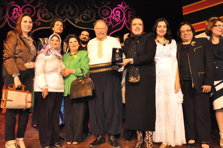 بالصور: تكريم يحيى الفخراني وأبطال مسرحية «ليلة من ألف ليلة»