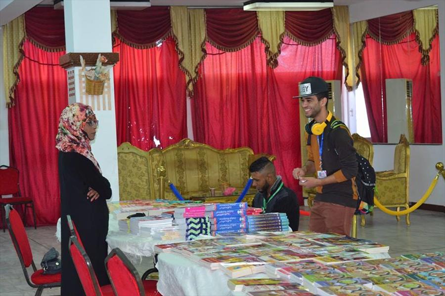 بالصور: معرض للكتاب في جمعية بيوت الشباب ببنغازي